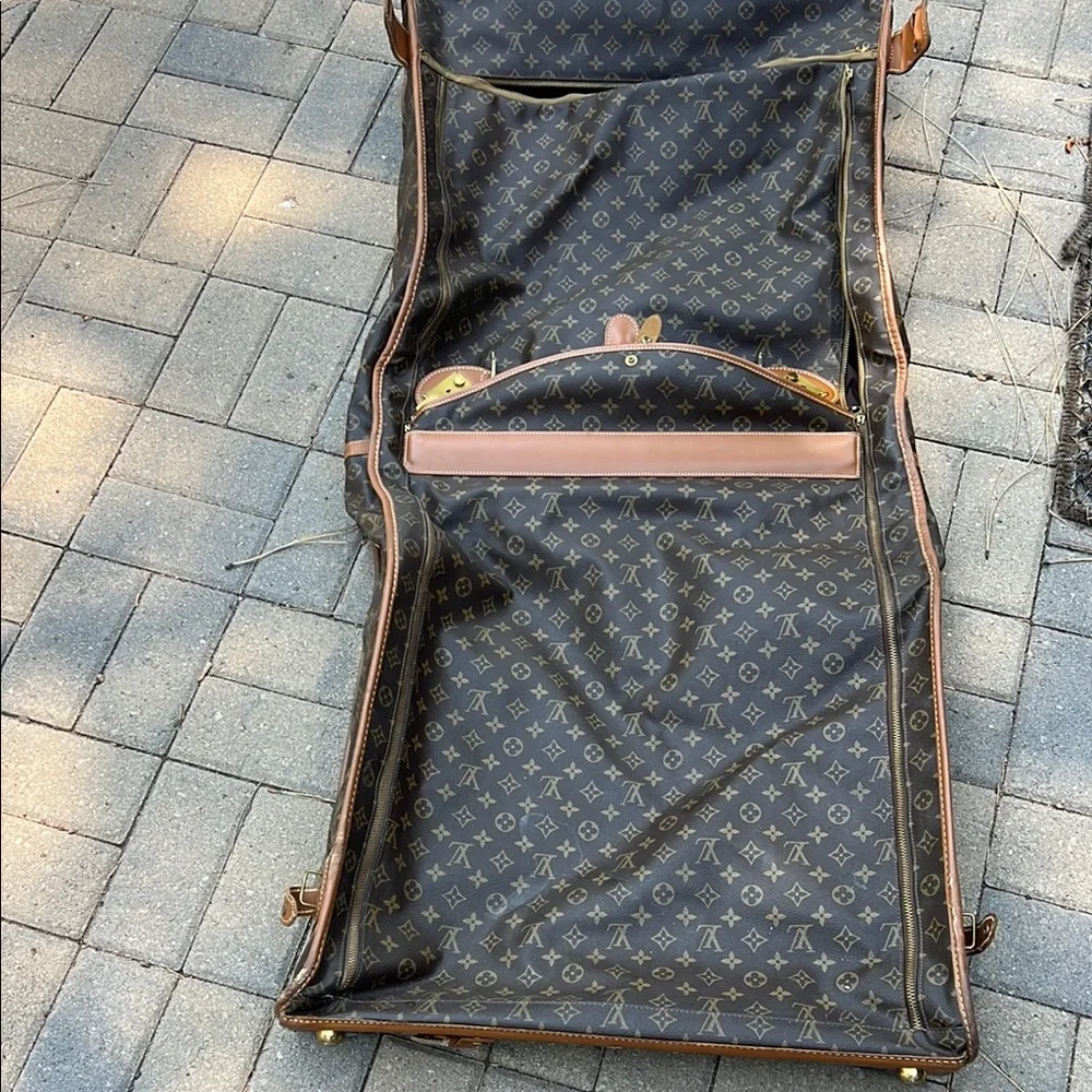 Louis Vuitton Brown Duffel Bag with Classic Design - Picture 4 of 12